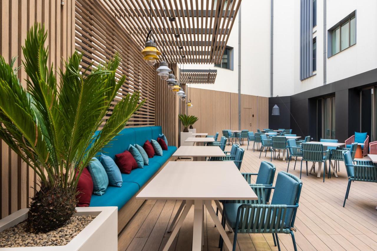 Hotel Eurostars Aliados Porto Exteriér fotografie The courtyard at the new building